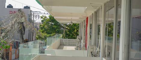 Quarto casal conforto, vista para o pátio | Individualmente mobiliados, Wi-Fi de cortesia, roupa de cama