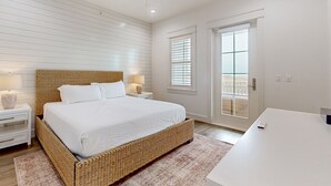 4 bedrooms, iron/ironing board, internet, bed sheets