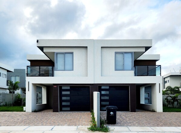 Exterior - The Onyx Beach Villa by MTJ Properties (Plantation Village)