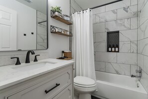 Hair dryer, towels, soap, toilet paper - Park Place, Bastrop Beauty (Bastrop)