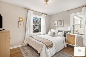 3 Schlafzimmer, Schreibtisch, Bügeleisen/Bügelbrett, Reisekinderbett