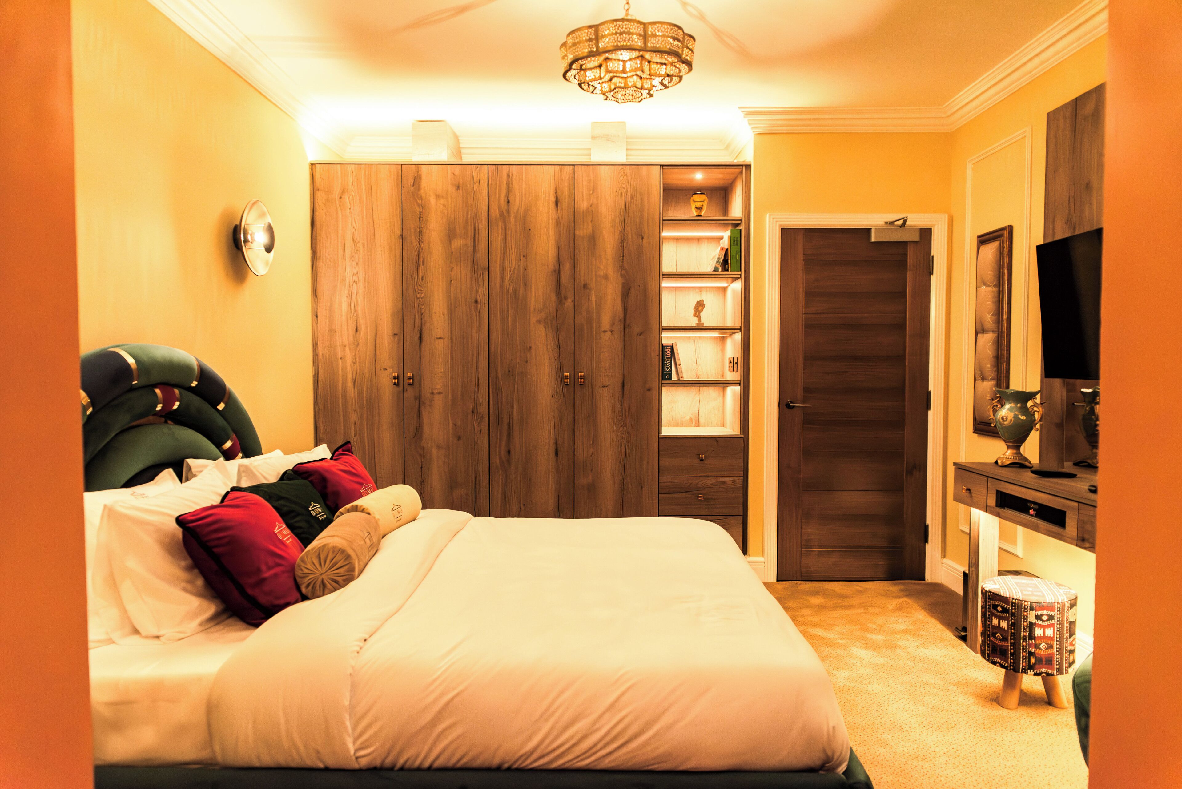 Suite, 1 King Bed, Private Bathroom, Courtyard View | 1 bedroom, desk, laptop workspace, soundproofing