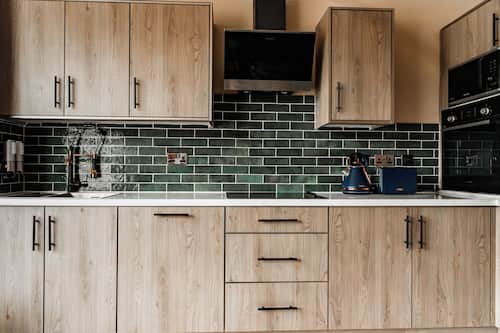 Suite, 1 cama de matrimonio, baño privado, vistas a la ciudad | Cocina privada | Frigorífico grande, microondas, horno y placa de cocina