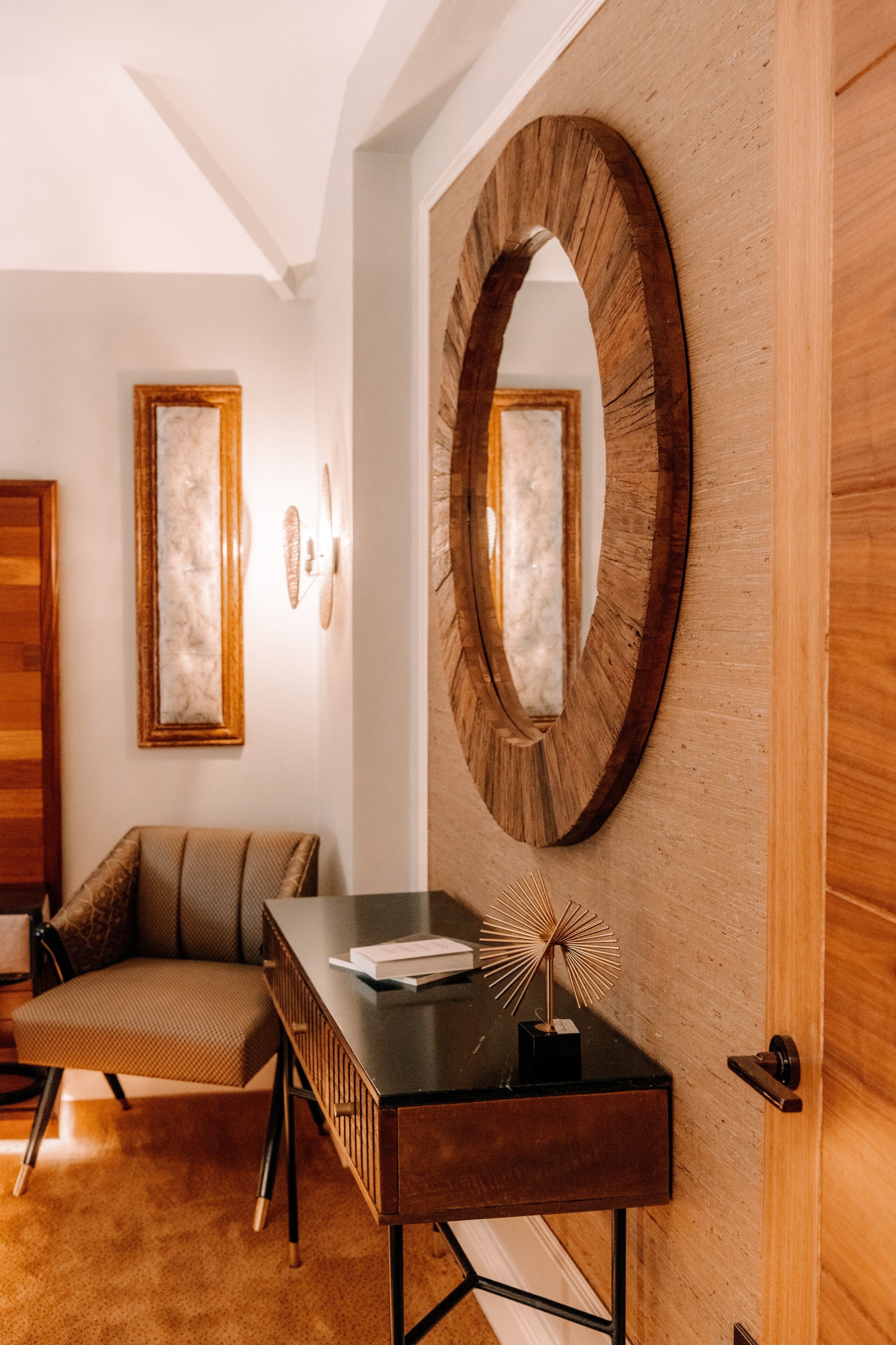 Phòng Suite, 1 giường cỡ king, phòng tắm riêng, quang cảnh sân vườn | 1 phòng ngủ, bàn, khu vực làm việc phù hợp cho laptop, phòng cách âm 