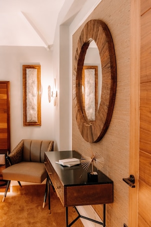 Suite, 1 King Bed, Private Bathroom, Courtyard View | 1 bedroom, desk, laptop workspace, soundproofing