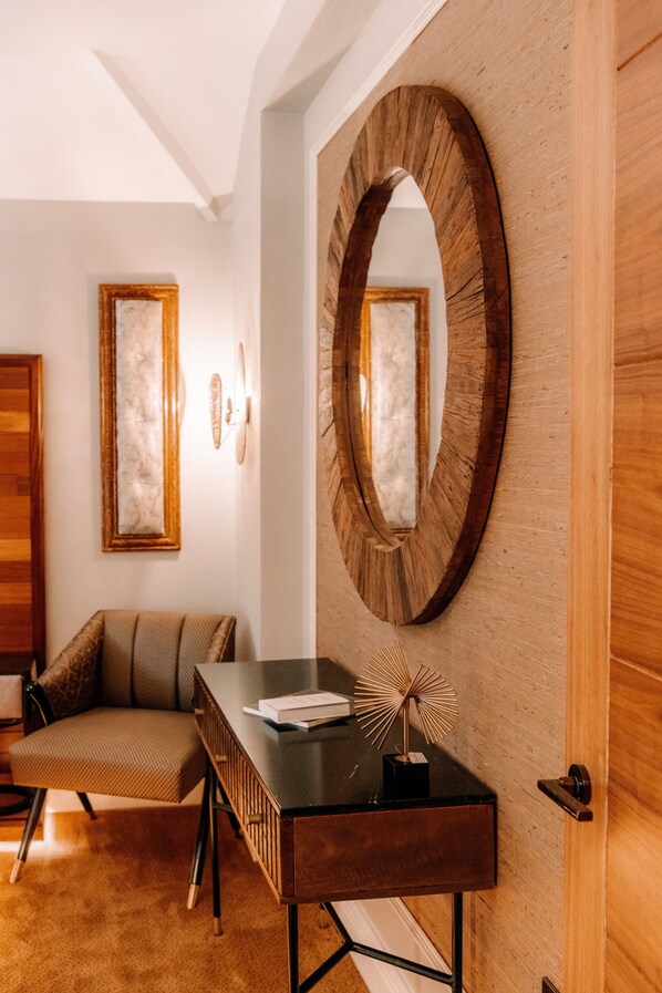 套房, 1 張特大雙人床, 私人浴室, 庭園景觀 | 1 間臥室、書桌、筆電工作空間、隔音