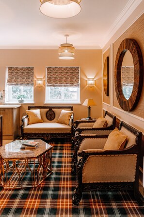 Suite, 1 King-Bett, eigenes Bad, Blick auf den Innenhof | Wohnbereich