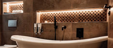 Suite, 1 Bedroom, Bathtub, Courtyard View | Bathroom | Hair dryer, towels, soap, shampoo