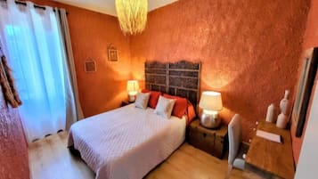2 bedrooms, desk, iron/ironing board, travel cot