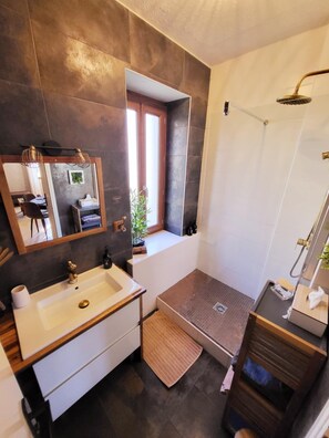 淋浴设施、吹风机、毛巾、肥皂