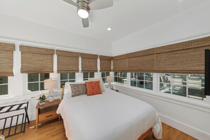 3 slaapkamers, een bureau, een strijkplank/strijkijzer, reisbedje