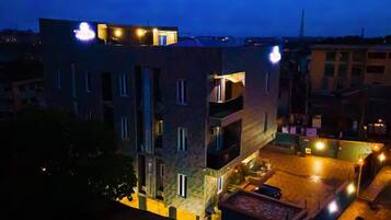 Bagian depan properti - sore/malam