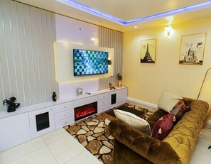 Apartamento econômico, sacada, vista para a cidade | Área de estar | TV de tela plana