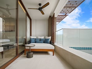 Une chambre à coucher moderne, avec un lit, une table de chevet et un ventilateur de plafond.