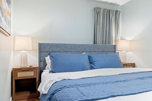 4 bedrooms, free WiFi, bed sheets - Soak and Play: Hot Tub + Family Arcade Fun (Euclid)