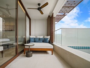 Een moderne slaapkamer met een bed, nachtkastje en plafondventilator.