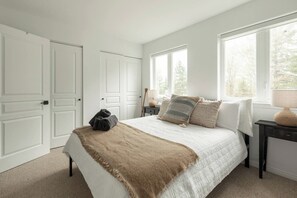 2 slaapkamers, een bureau, een strijkplank/strijkijzer, reisbedje