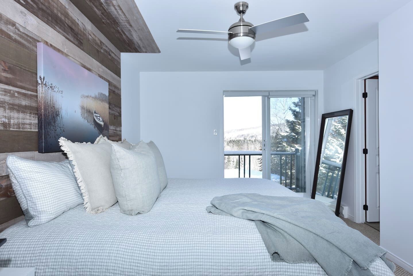 Desk, iron/ironing board, travel cot, WiFi