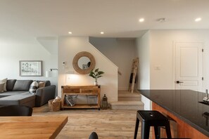 TV, fireplace - 2-Level Home • Tremblant Mountain View • Fireplace (Mont-Tremblant)