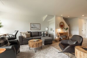 TV, fireplace - 2-Level Home • Tremblant Mountain View • Fireplace (Mont-Tremblant)