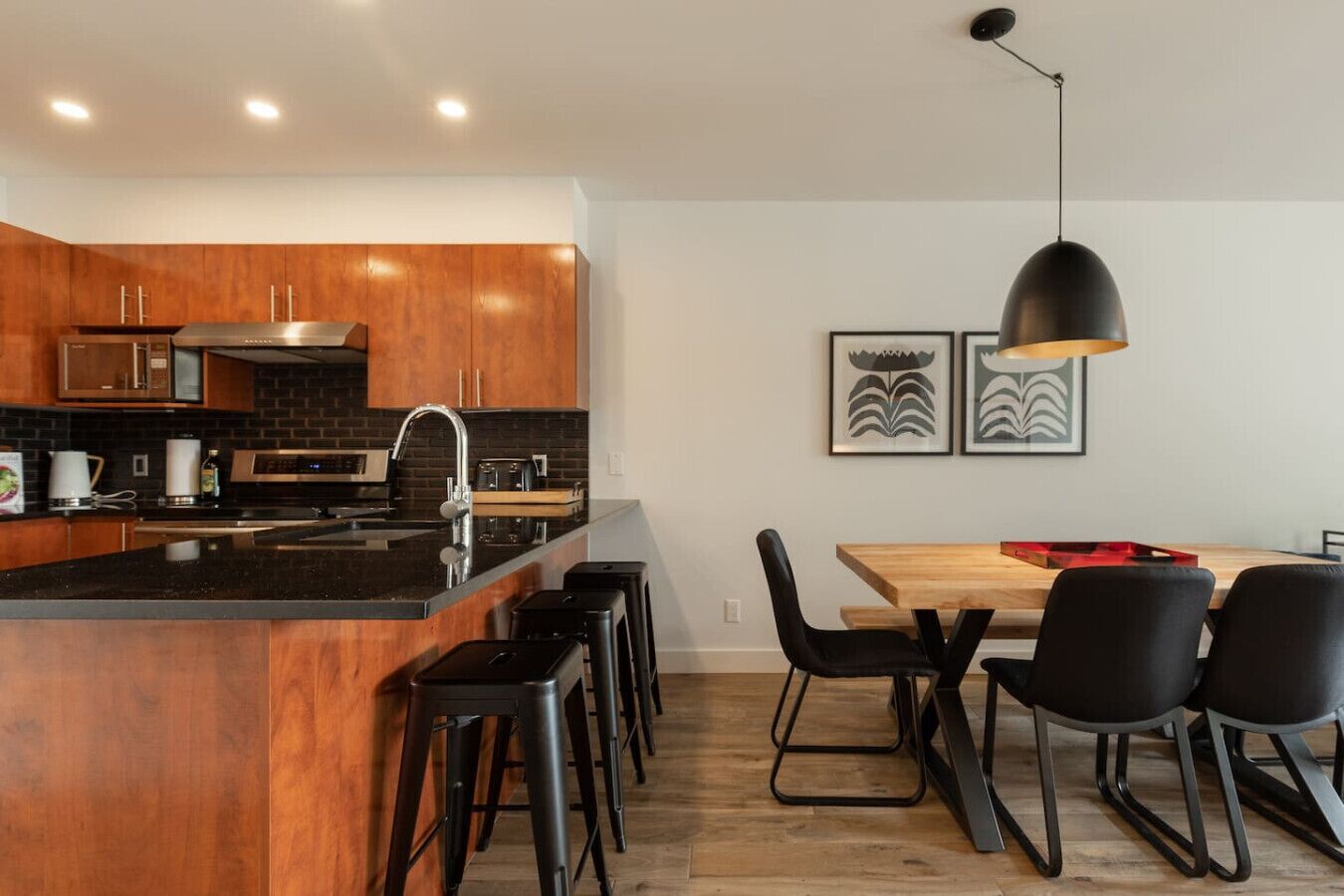 Frigorífico, microondas, placa de cocina y lavavajillas