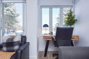 Interior - 2-Level Home • Tremblant Mountain View • Fireplace (Mont-Tremblant)