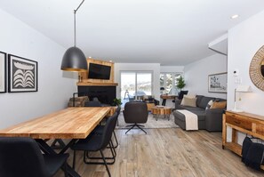 TV, fireplace - 2-Level Home • Tremblant Mountain View • Fireplace (Mont-Tremblant)