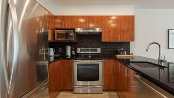 Fridge, microwave, stovetop, dishwasher