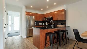 Fridge, microwave, stovetop, dishwasher