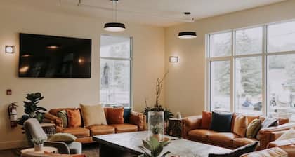 2-Level Home âą Tremblant Mountain View âą Fireplace