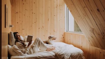 Desk, travel crib, WiFi, bed sheets