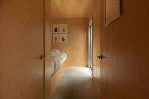 Escritorio, cuna de viaje, wifi y ropa de cama 