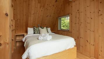 Desk, travel cot, WiFi, bed sheets