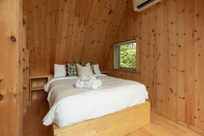 Escritorio, cuna de viaje, wifi y ropa de cama 