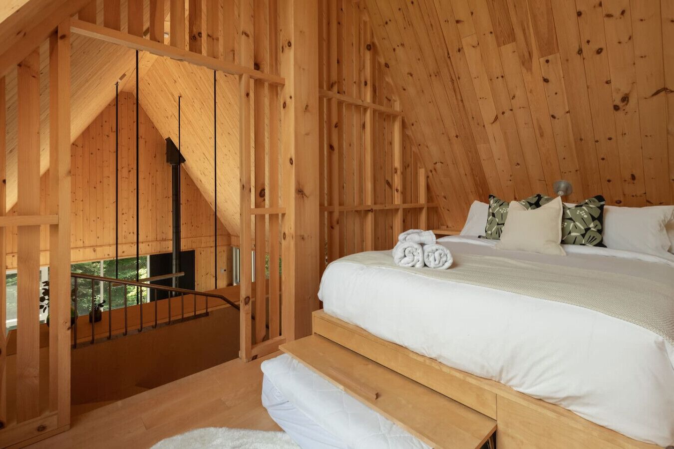 Desk, travel crib, WiFi, bed sheets