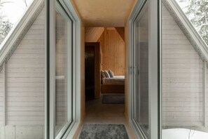 Desk, travel cot, WiFi, bed sheets