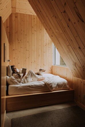 Skrivebord, reiseseng for barn, wi-fi og sengetøy