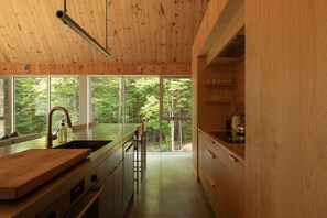 Een koelkast, een oven, een kookplaat, een vaatwasser