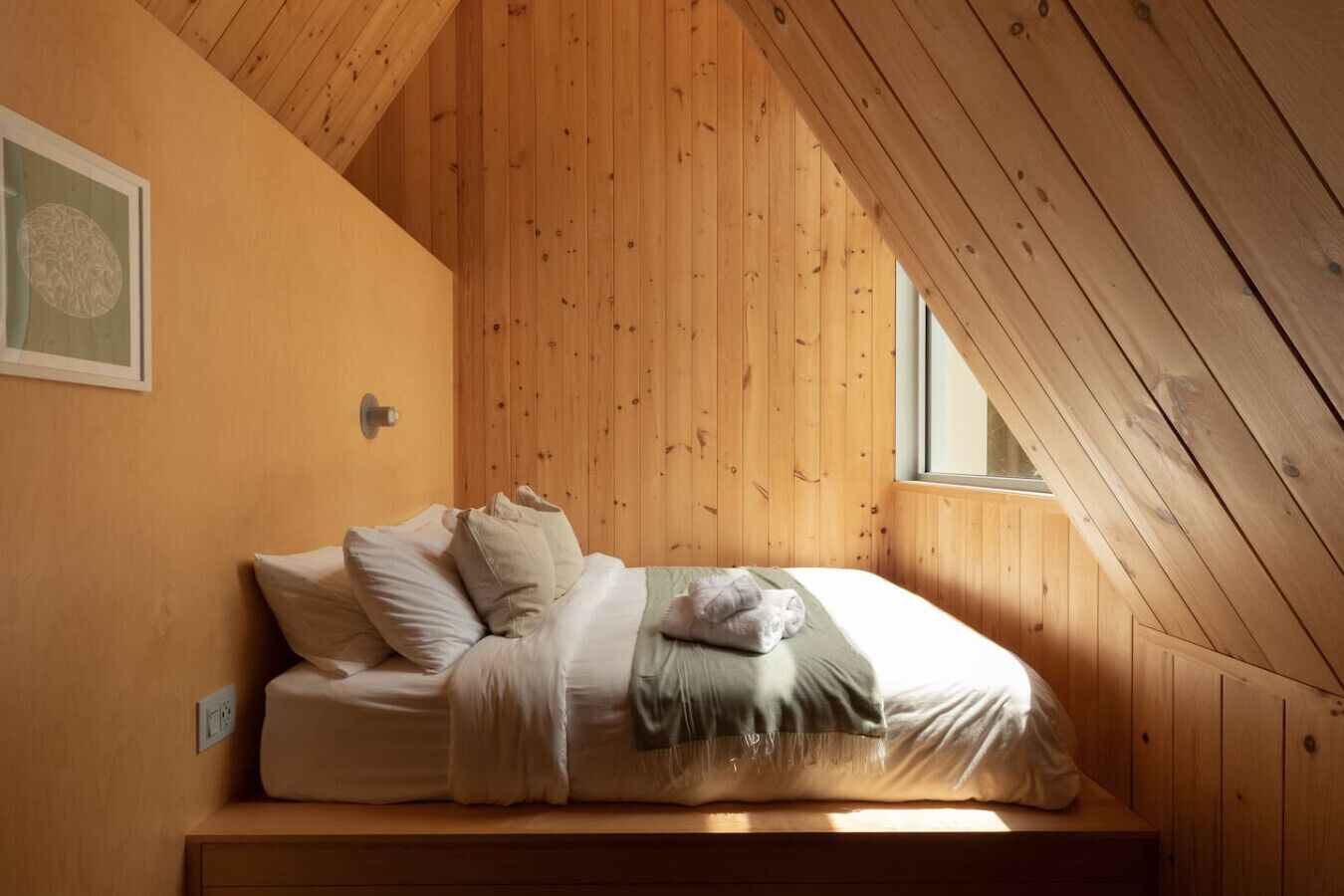 Desk, travel crib, WiFi, bed sheets