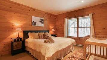 5 bedrooms, desk, iron/ironing board, travel crib