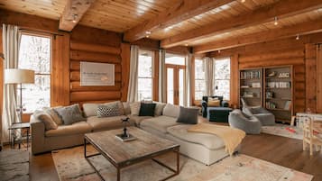 Fernseher, Kamin, Stereoanlage