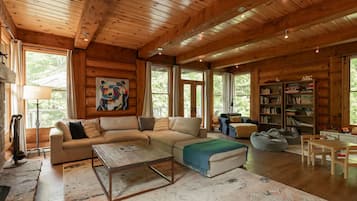 TV, fireplace, stereo