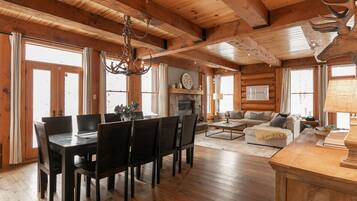 Fernseher, Kamin, Stereoanlage