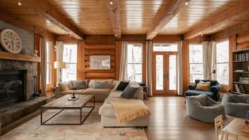 Fernseher, Kamin, Stereoanlage