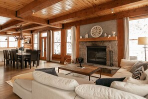 Una televisión, una chimenea, un reproductor estéreo