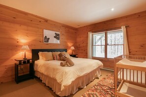 5 bedrooms, desk, iron/ironing board, travel crib