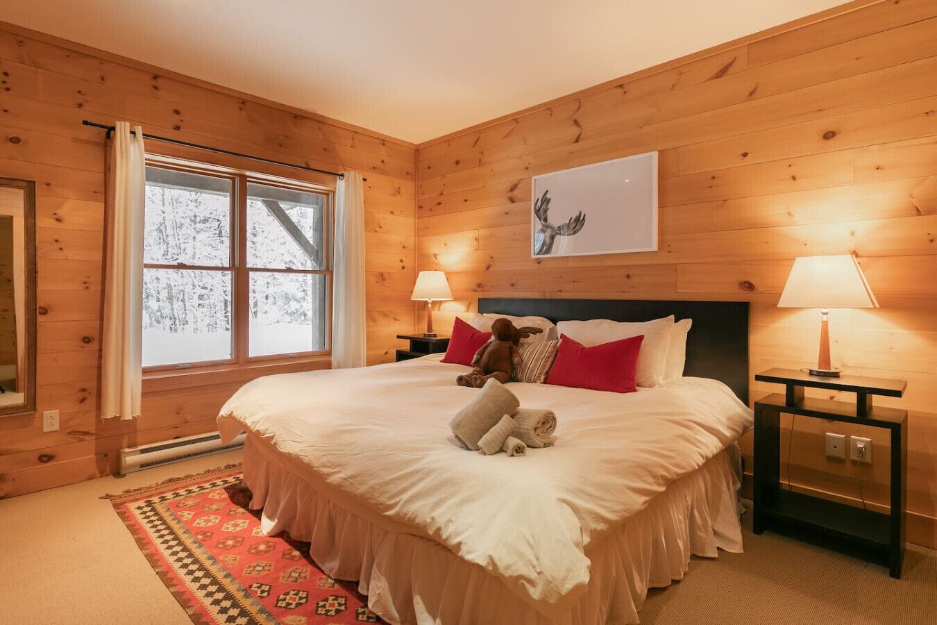 Escritorio, tabla de planchar con plancha, cuna de viaje y wifi 