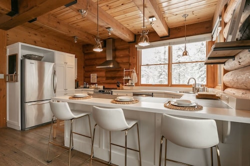 Family Dream Chalet | Kid Gym • HotTub • Fireplace