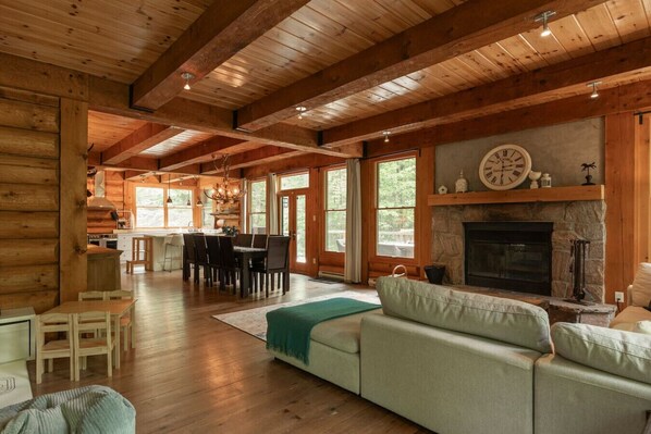 Fernseher, Kamin, Stereoanlage