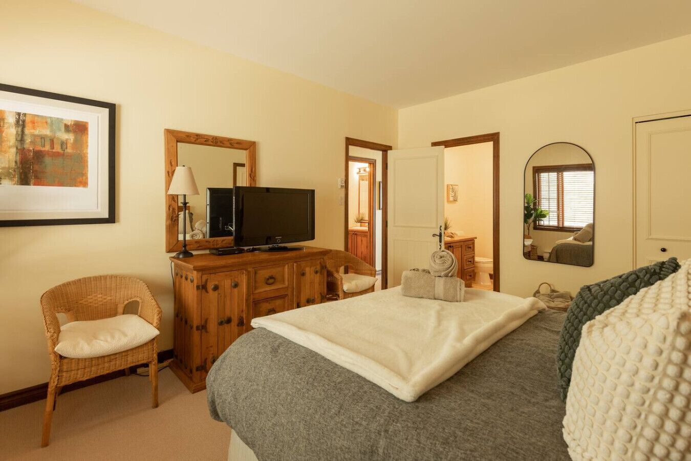Iron/ironing board, travel cot, WiFi, bed sheets
